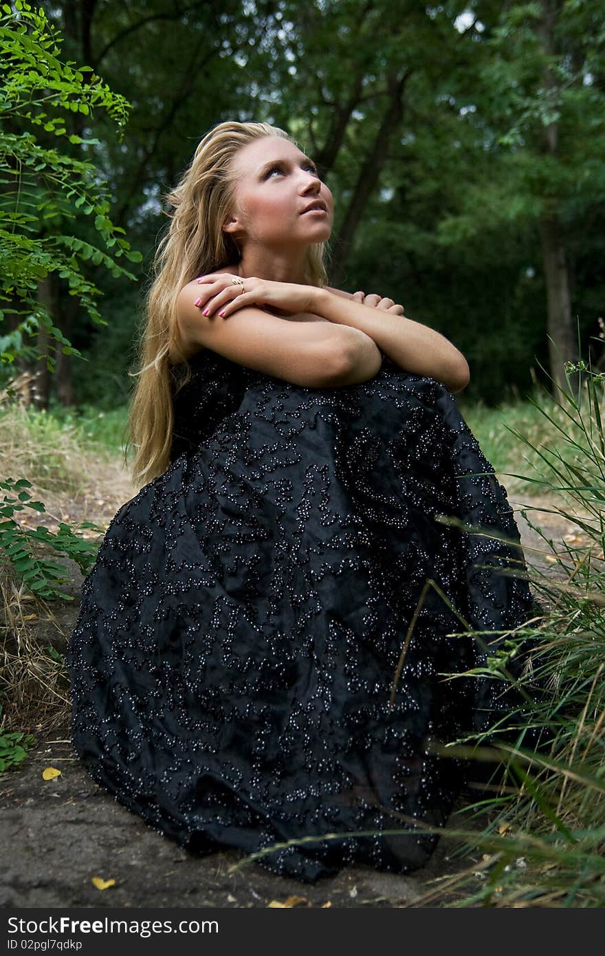 Beautiful young woman sitting in the park