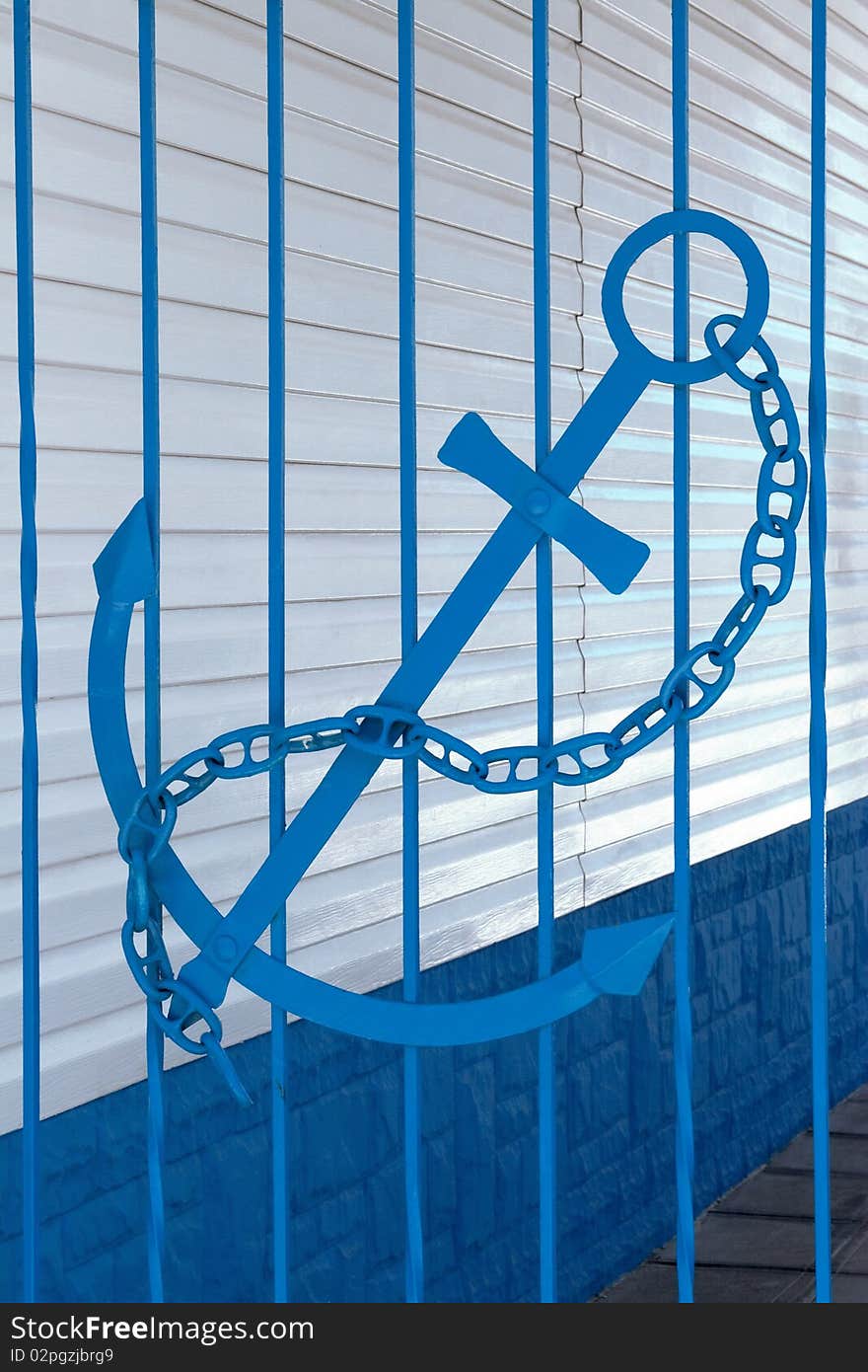 Anchor in the form of decoration on a metal grating