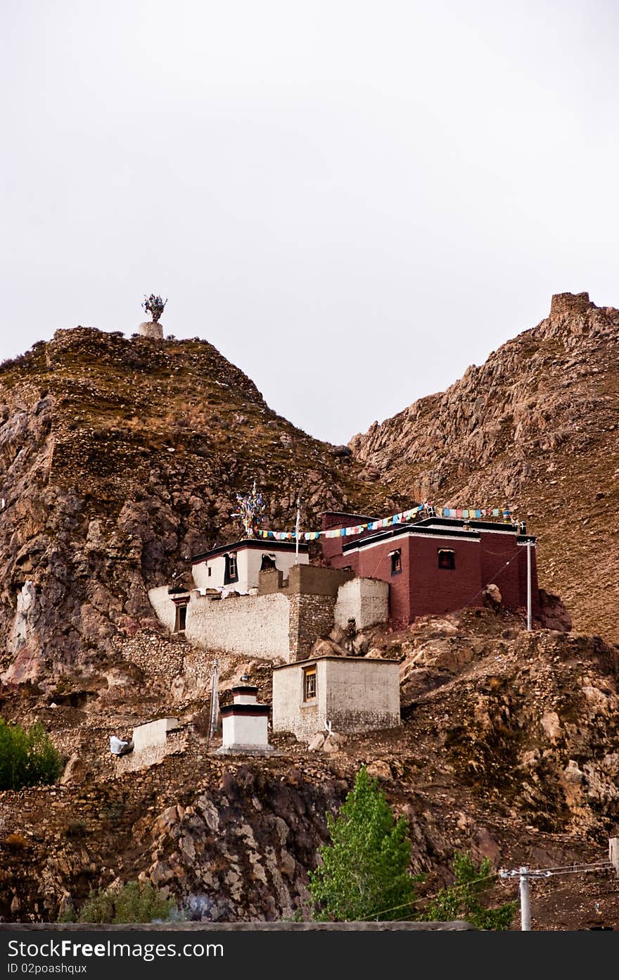 Traditional tibet house buildt on the shoulder of hill