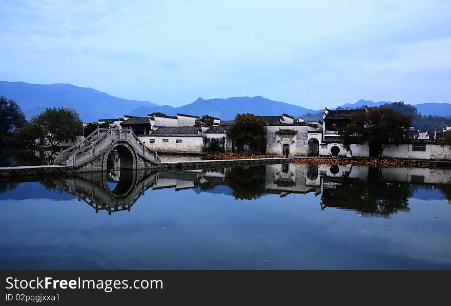 The village is arranged in the shape of an ox: A nearby hill (Leigang Hill) is interpreted as the head, and two trees standing on it mark the horns. Four bridges across the Jiyin stream can be seen as the legs and the houses of the village form the body. Inside the “body”, the Jiyin stream can be seen as the intestines and the lakes — such as the “South Lake” (Nanhu) — as the stomachs. The village is arranged in the shape of an ox: A nearby hill (Leigang Hill) is interpreted as the head, and two trees standing on it mark the horns. Four bridges across the Jiyin stream can be seen as the legs and the houses of the village form the body. Inside the “body”, the Jiyin stream can be seen as the intestines and the lakes — such as the “South Lake” (Nanhu) — as the stomachs.