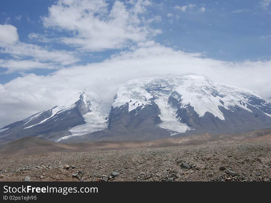 Muztag Ata in Xinjiang of China.Elevation 7546 meters