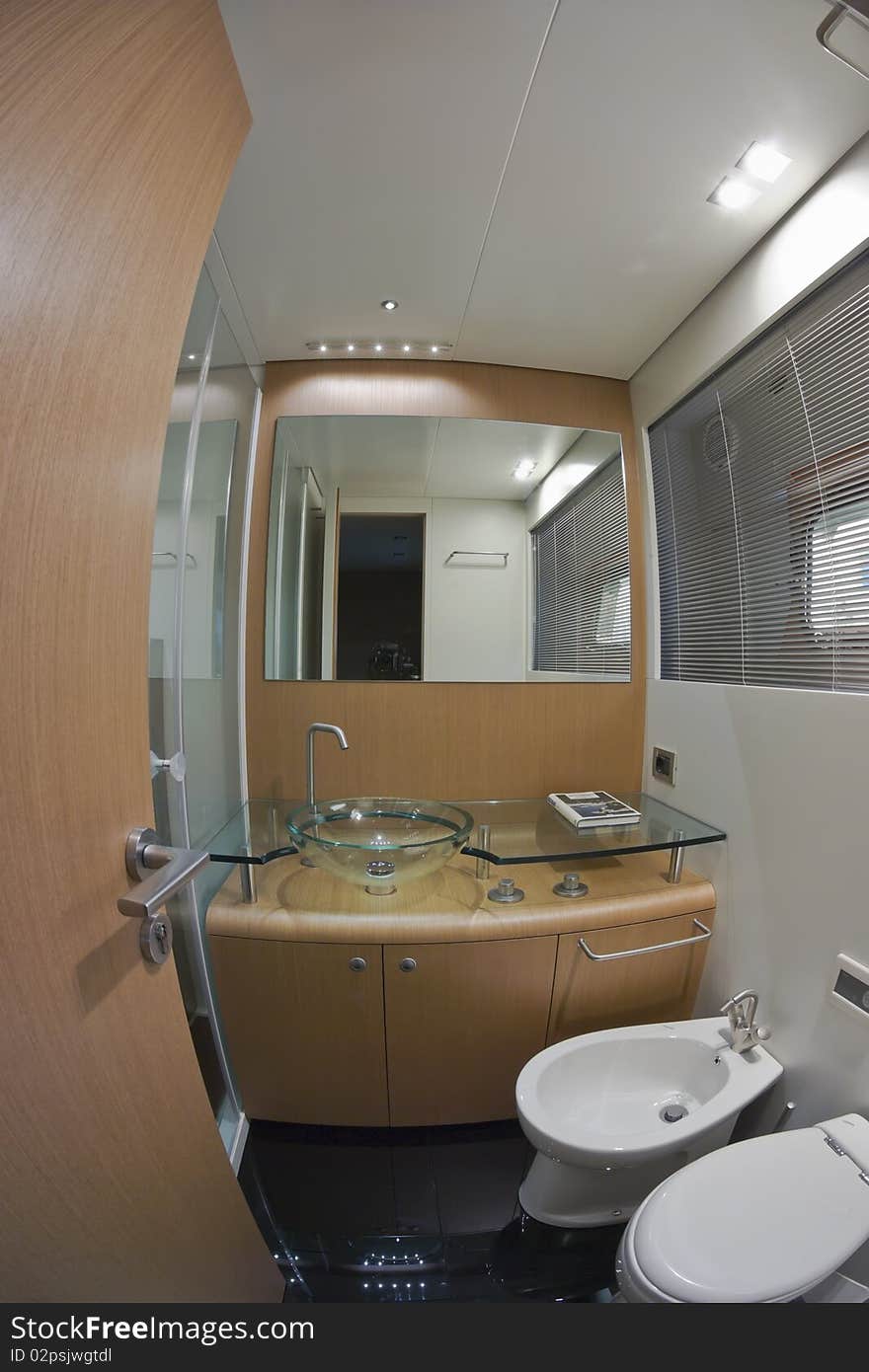 Luxury yacht Continental 80, guests bathroom