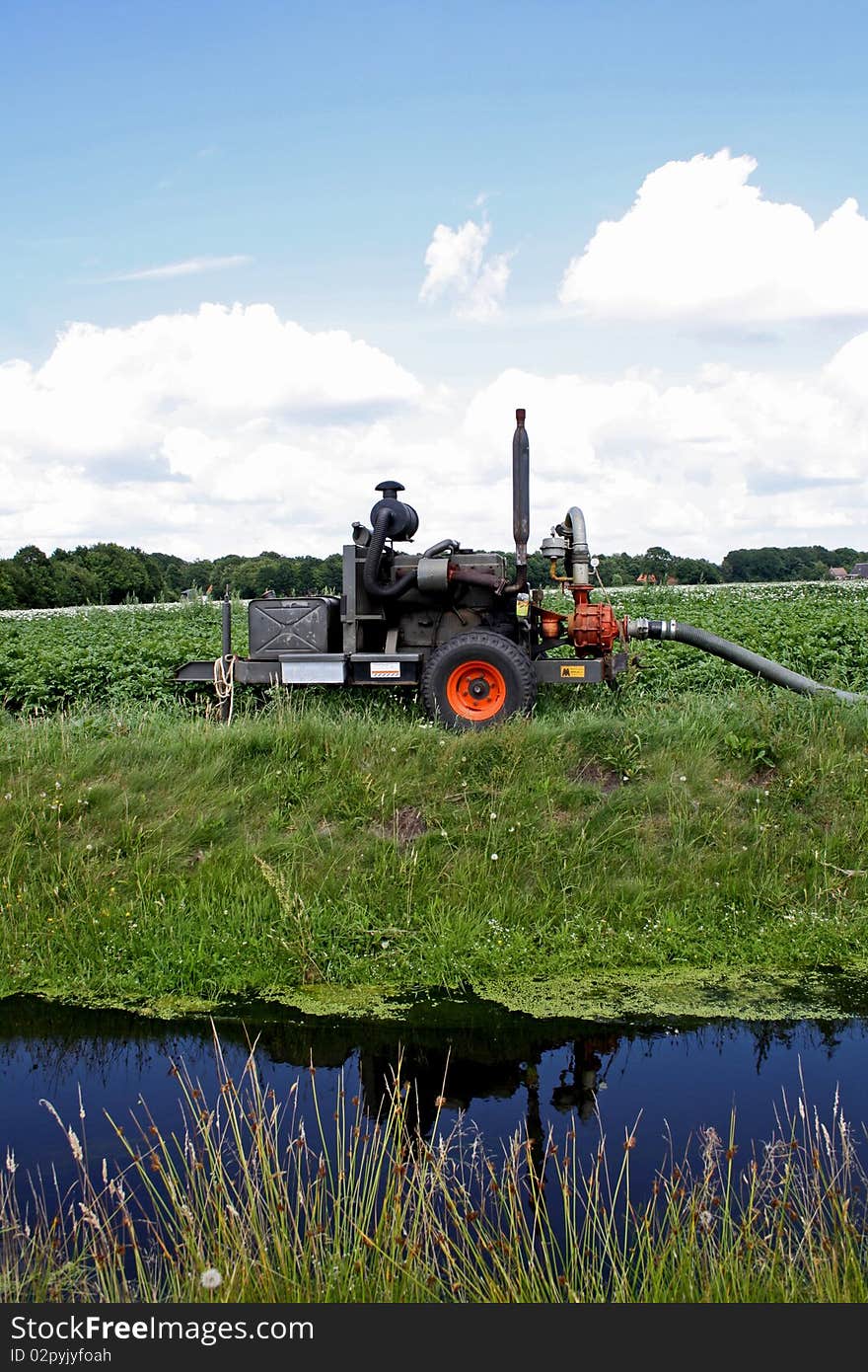 Engine for irrigation spout in potatofield