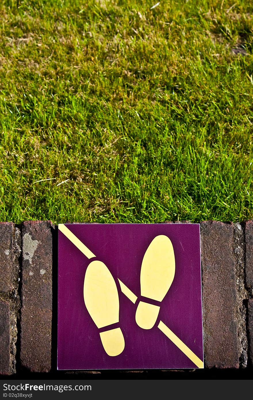 Sign: don't walk on the grass, useful for conceptual