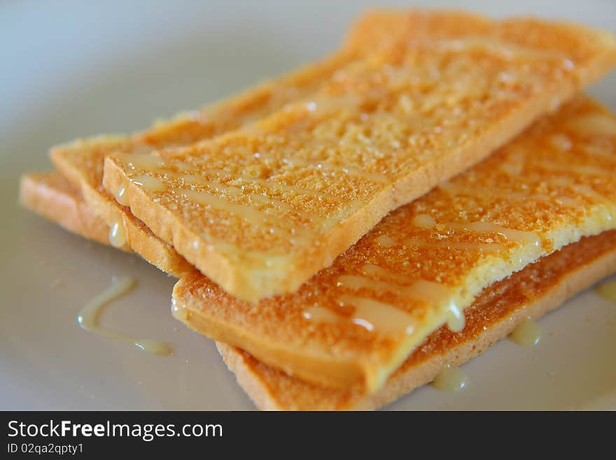 Crunchy bread pour sweetened milk