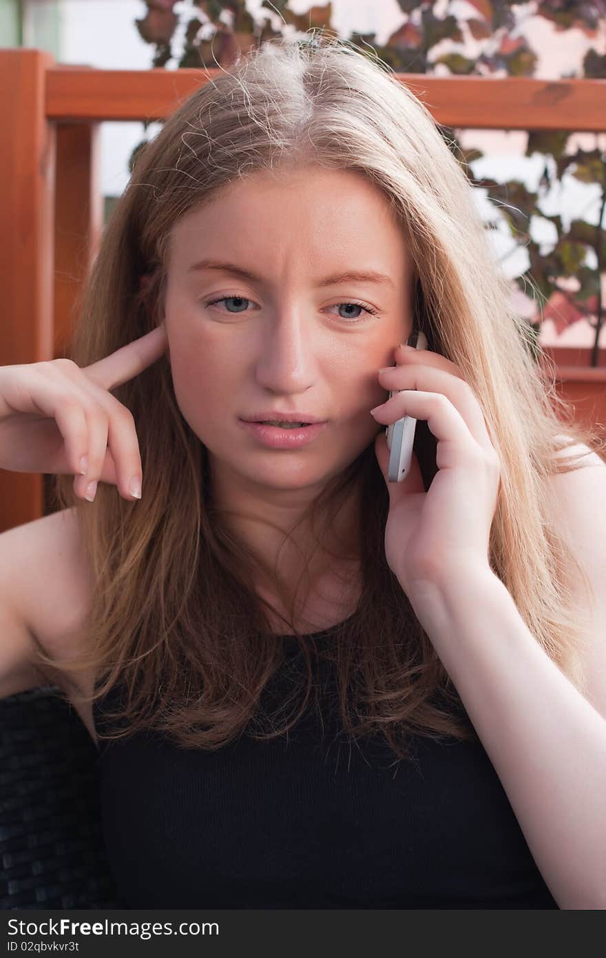 Beautiful young woman telephoned in cafe