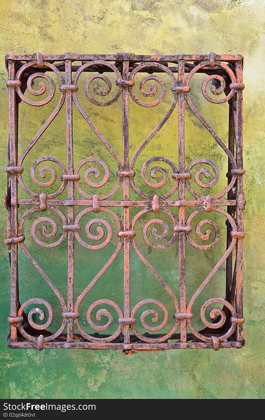 Wall with rusty metal decoration