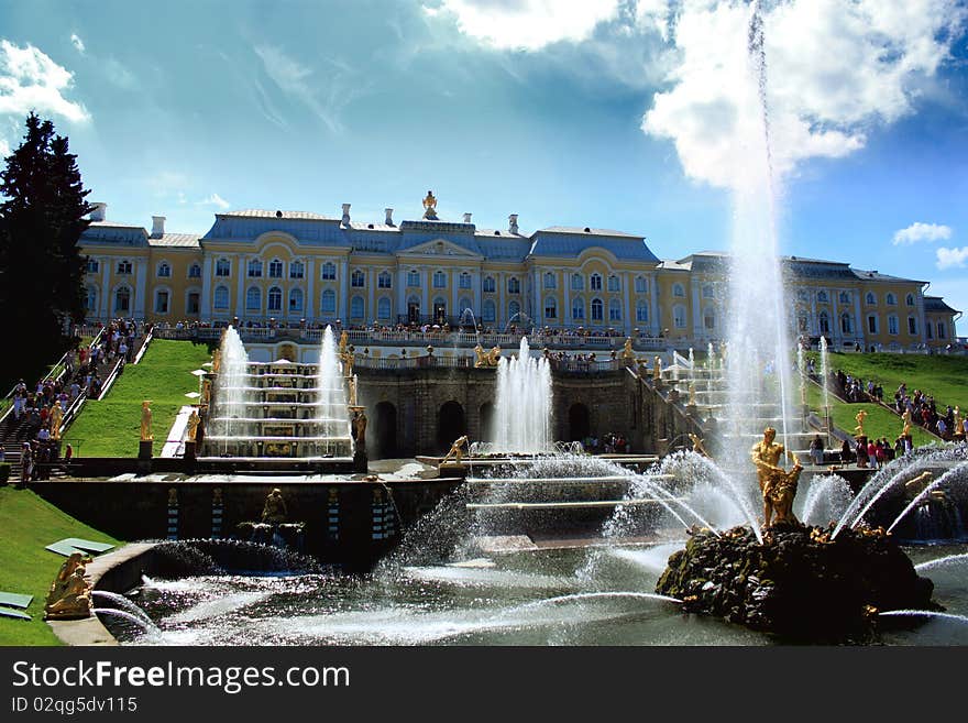 Grand Petehof s Palace with Fountains