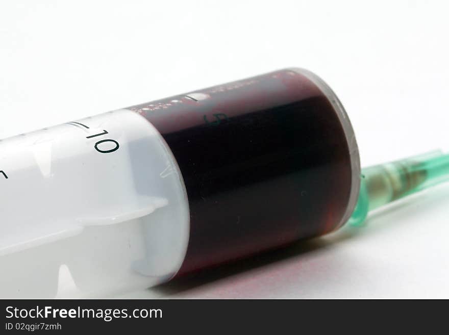 Photo a syringe with a medicine of red colour (close up)