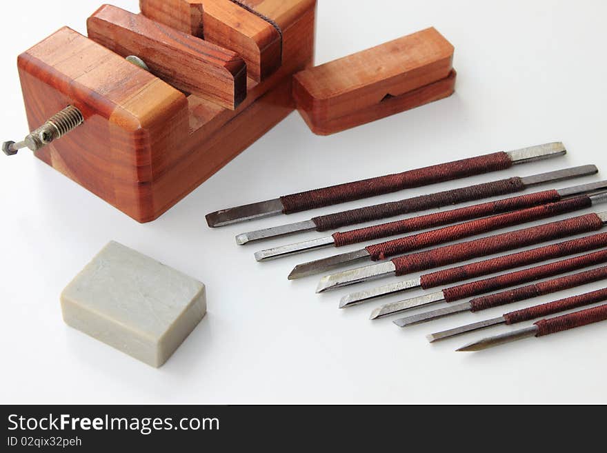 Carving Tools。a set of carving knives，Wood Pedestal and stone.