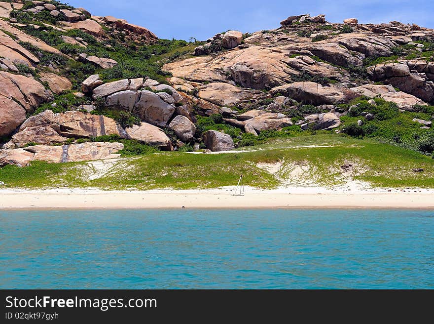 The Chinese bead sea is suburban to round of an islet. The Chinese bead sea is suburban to round of an islet