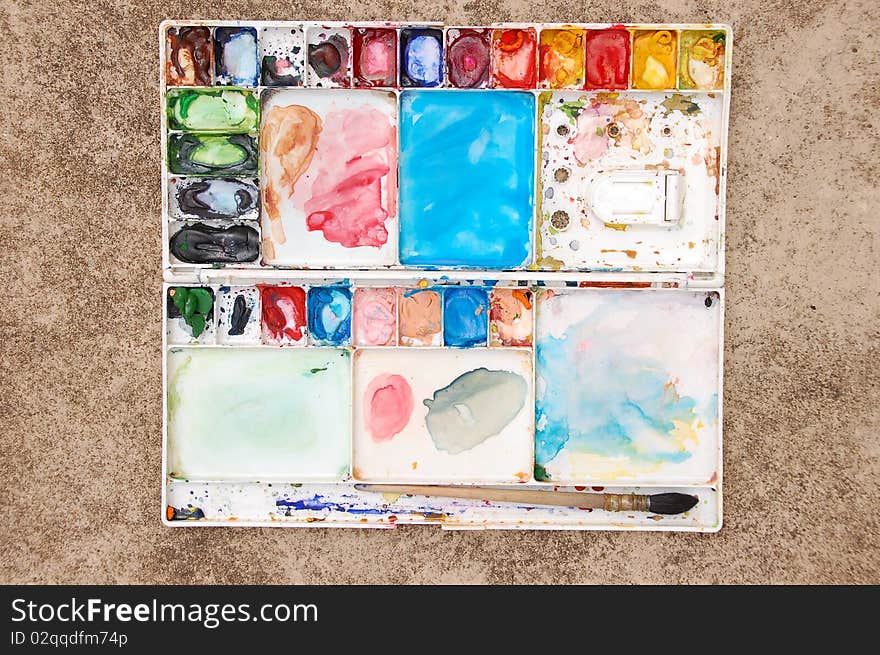 A picture of a messy water color plate