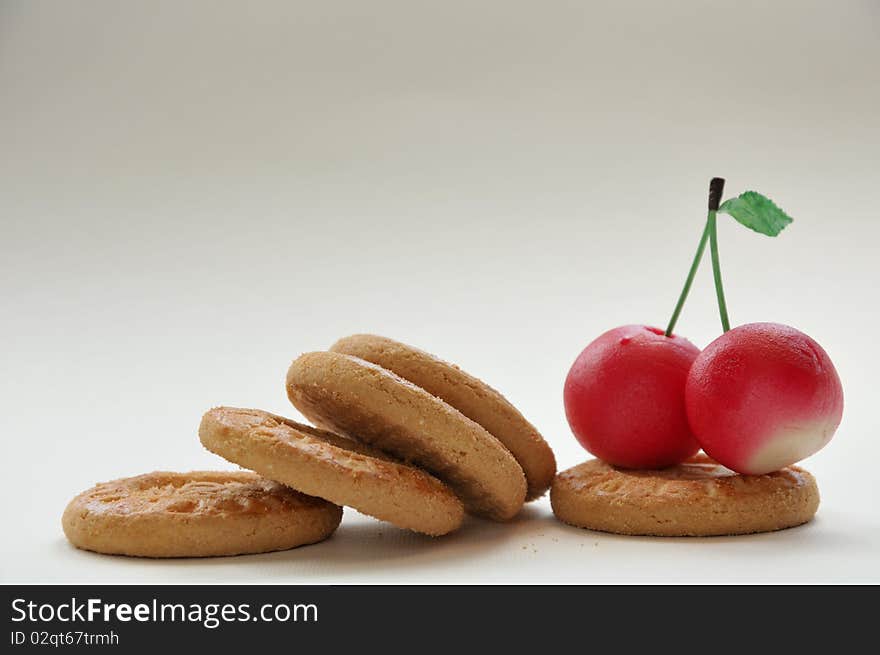 Cherries with biscuits