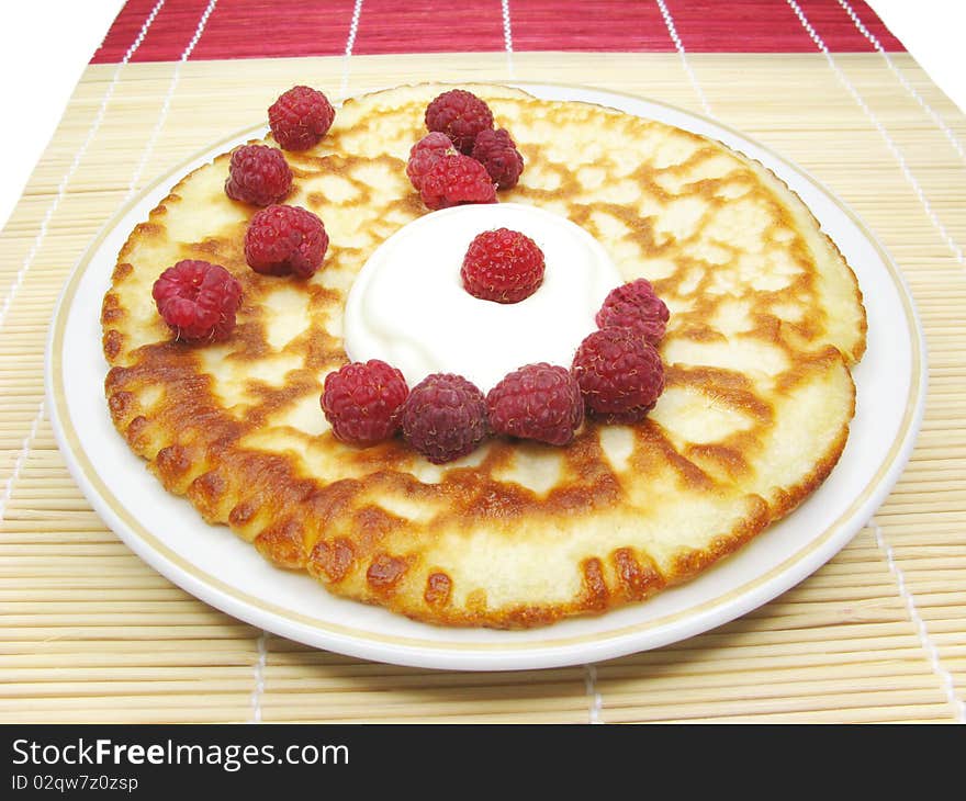 Sweet pancake with sour cream and fruit