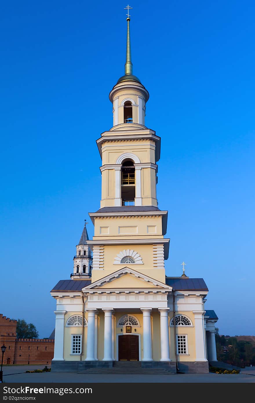 Nevyansk. Transfiguration Cathedral . Stone , pyatiprestolny , founded in 1824 by means of factory owners Yakovlev . Nevyansk. Transfiguration Cathedral . Stone , pyatiprestolny , founded in 1824 by means of factory owners Yakovlev .