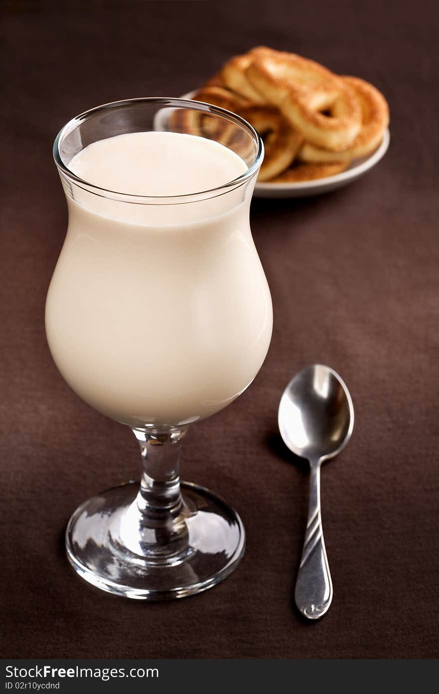 Milk cocktail and cookies