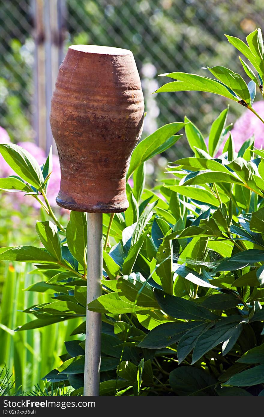 Clay pot dries on a column