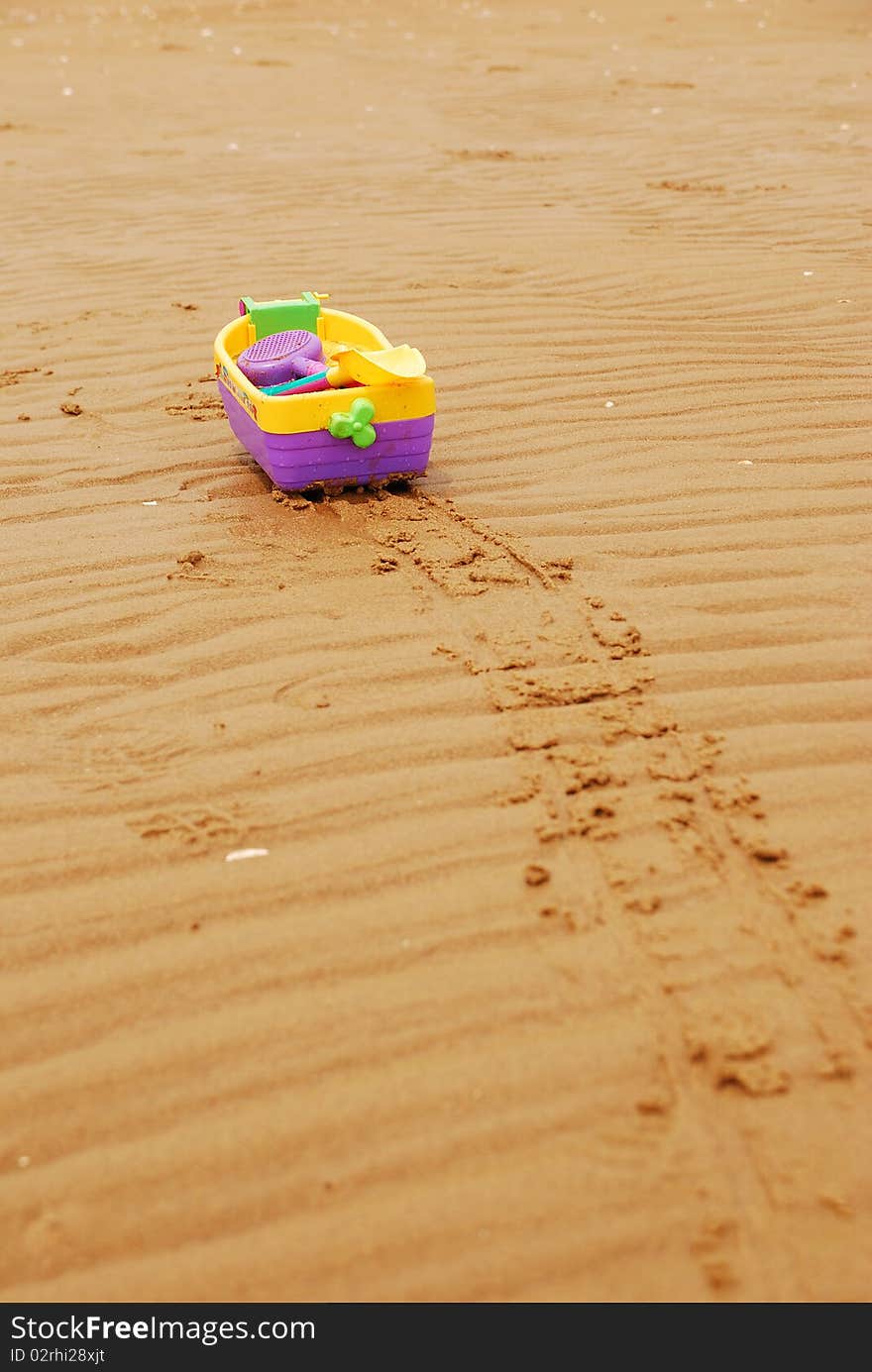 Beach, the beach, children's toys, colour, the boat, toys, lost, alone,, yellow, and the sea, the toy boat and went to sea, sailing. Beach, the beach, children's toys, colour, the boat, toys, lost, alone,, yellow, and the sea, the toy boat and went to sea, sailing