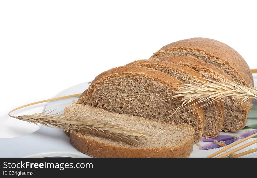 Slices of bread and ears of wheat