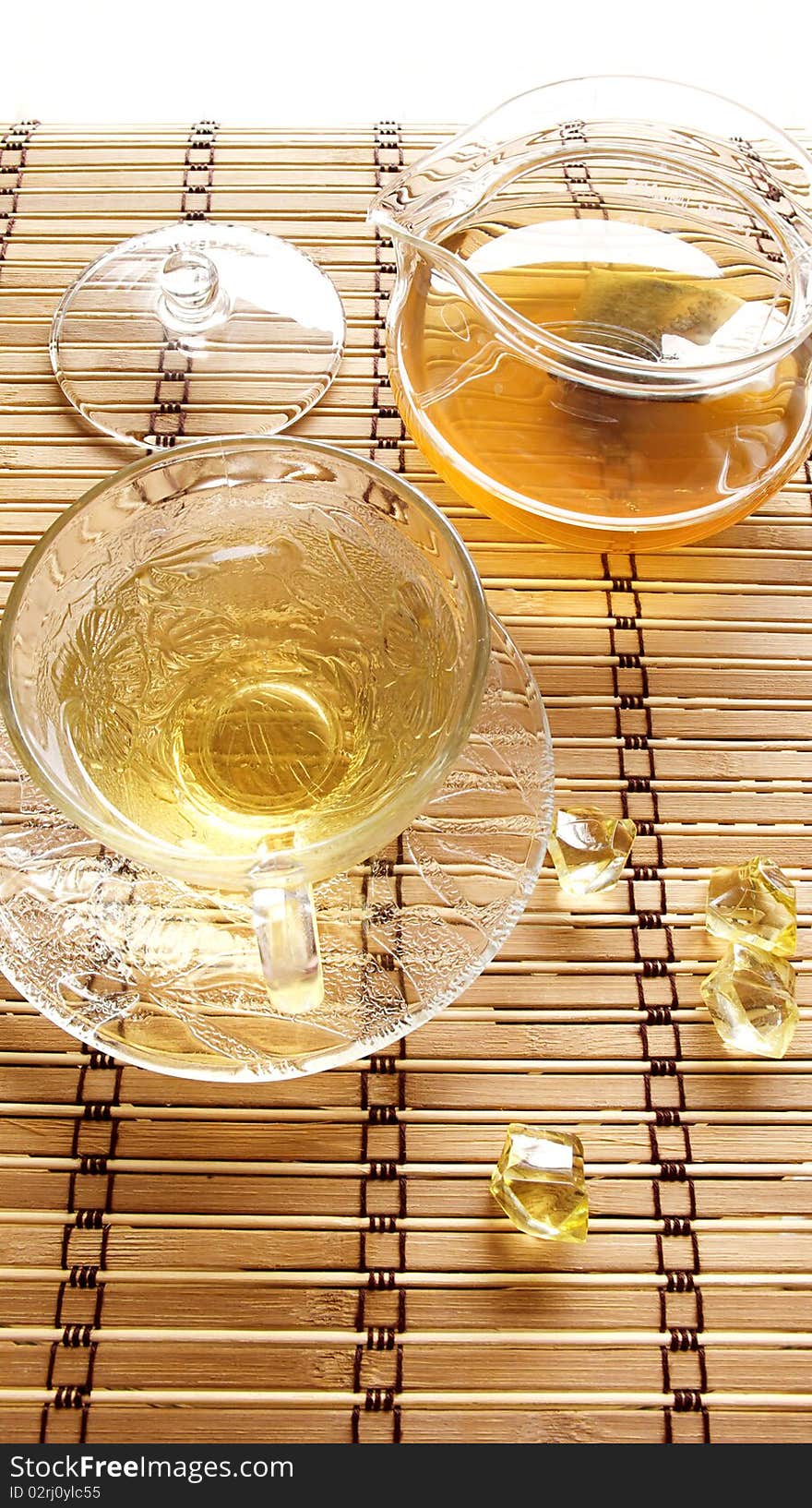 Teacup and teapot with chinese tea