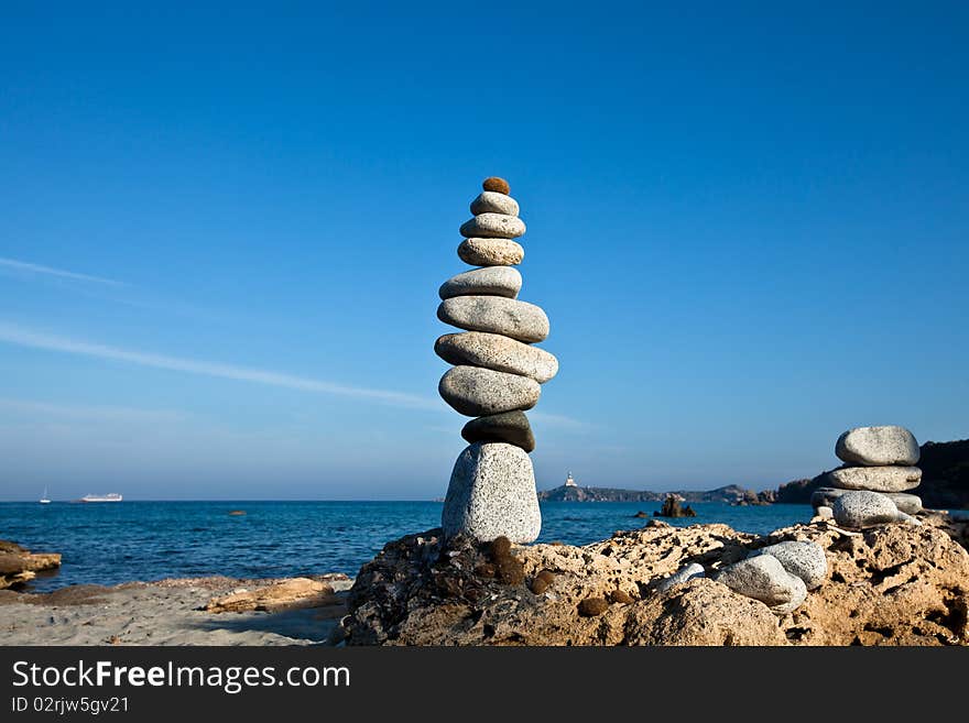 Torre di sassi sulla spiaggia di Cave Usai, Villasimius,sud della Sardegna