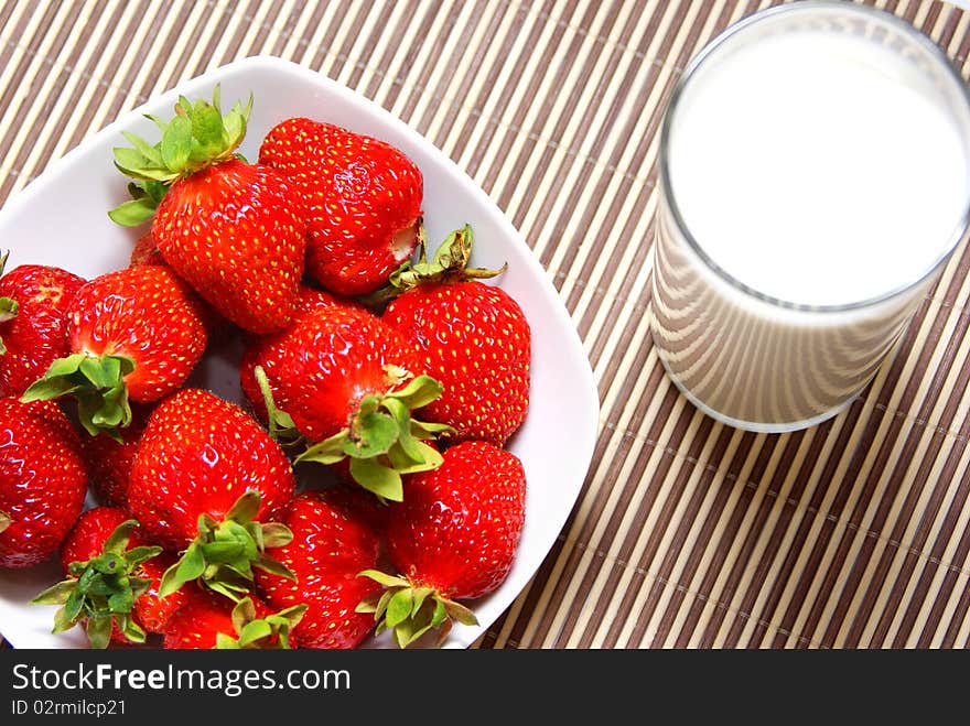 Fresh strawberries in a bowl