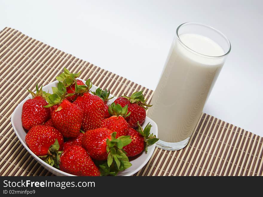 Fresh strawberries in a bowl