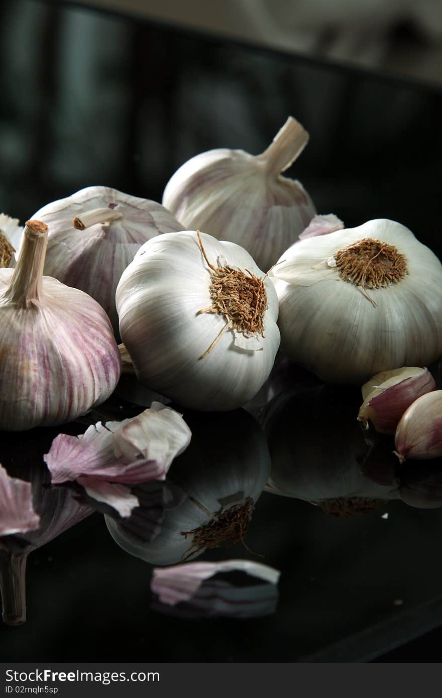 Raw garlic used in the cuisine of different countries