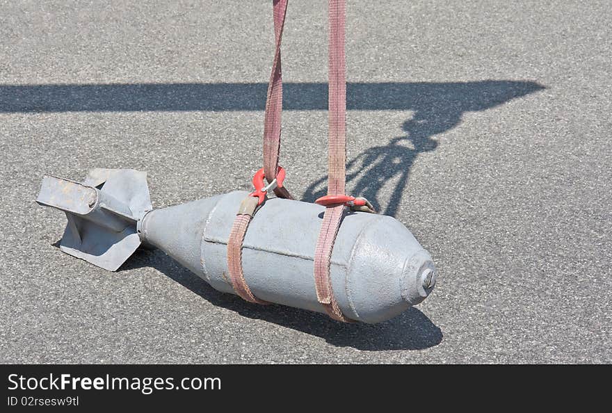 Dummy bomb lifting during combat engineers traning