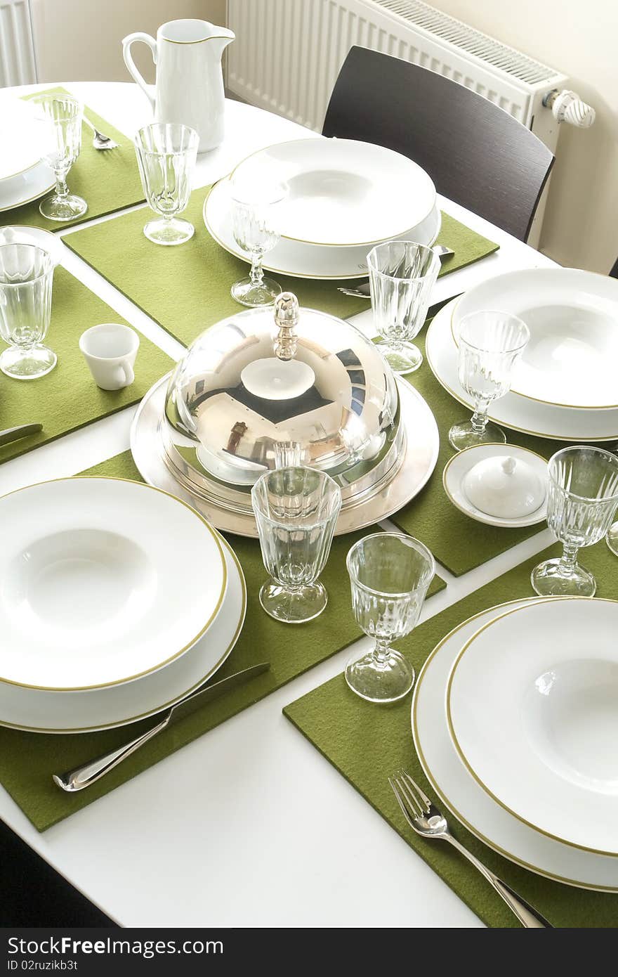 Beautiful served table with green napkins