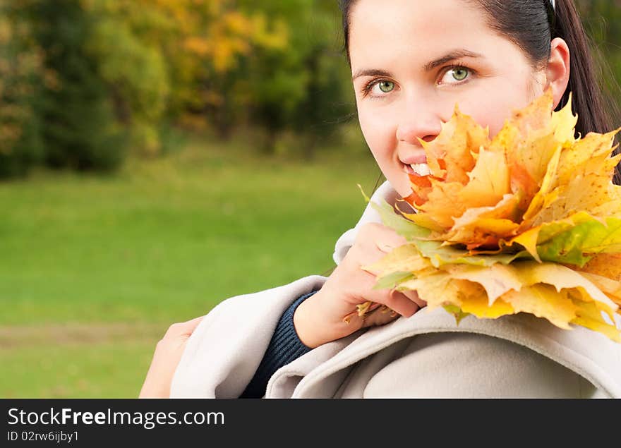 Young woman in the autumn park