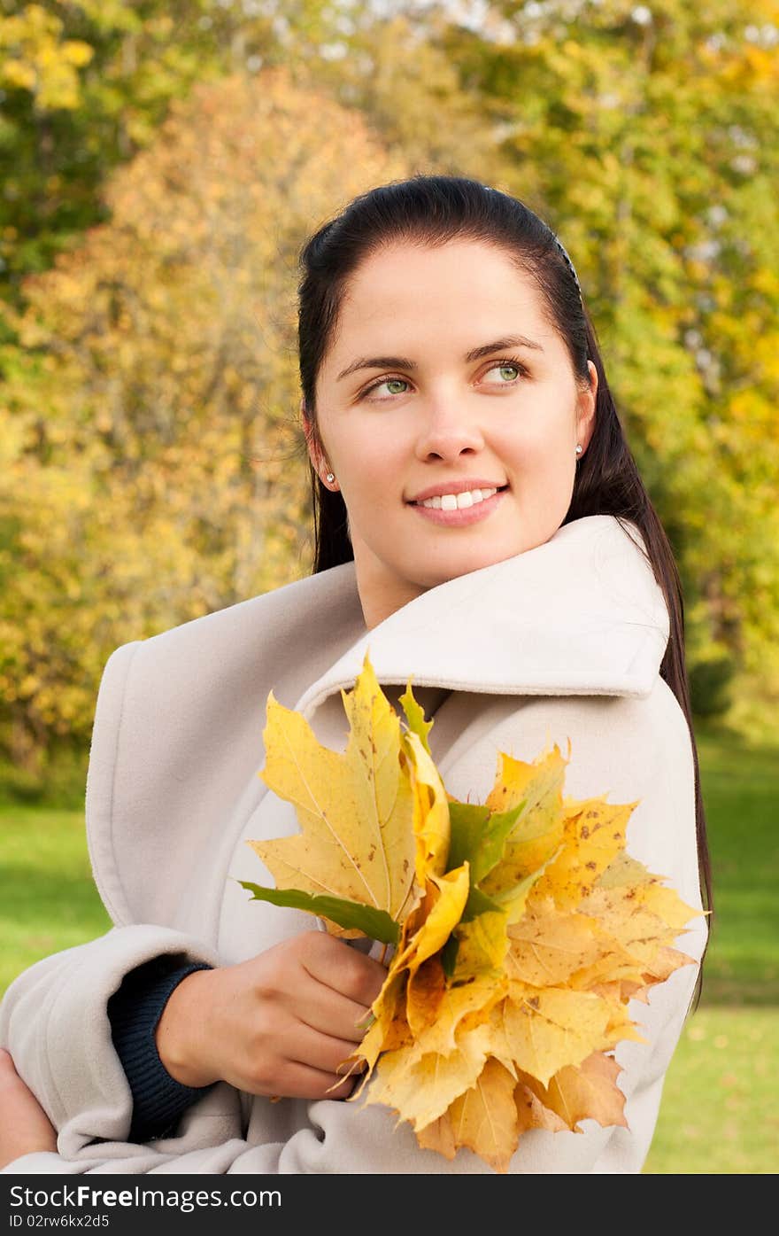 Young woman in the autumn park