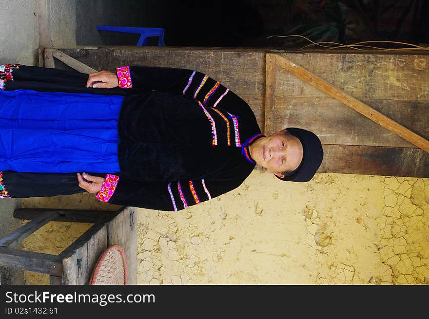 In a village near the Chinese border, a grandmother in typical costume of the ethnic group of Pu Peo. This ethnic minority is very rare are the meetings. In a village near the Chinese border, a grandmother in typical costume of the ethnic group of Pu Peo. This ethnic minority is very rare are the meetings.