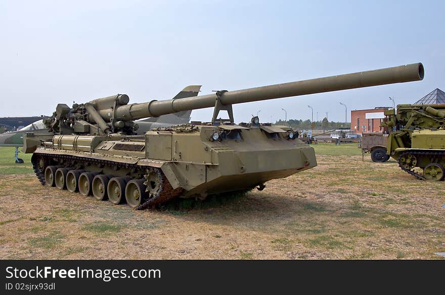 Heavy army self-propelled unit with a gun. Firing range of 30-35 km. Armored Army equipment. Heavy army self-propelled unit with a gun. Firing range of 30-35 km. Armored Army equipment.