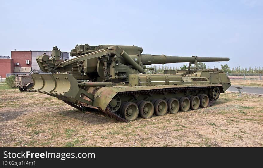Heavy army self-propelled unit with a gun. Firing range of 30-35 km. Armored Army equipment. Heavy army self-propelled unit with a gun. Firing range of 30-35 km. Armored Army equipment.