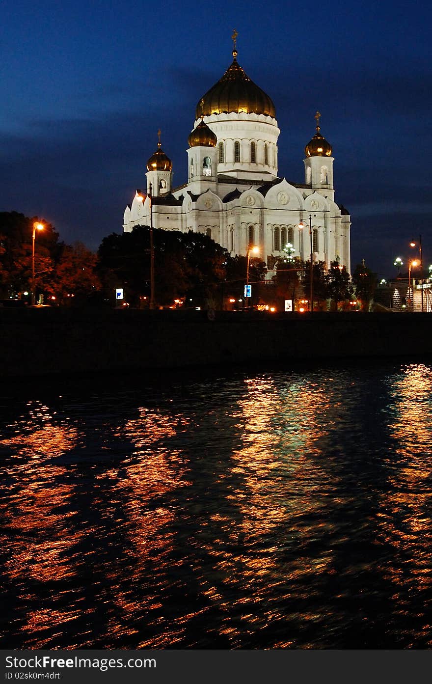 Night view of Temple of Christ in Moscow