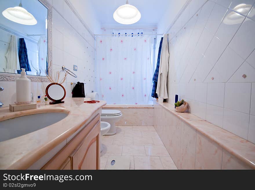 Internal marble bathroom with white and pink mattonele