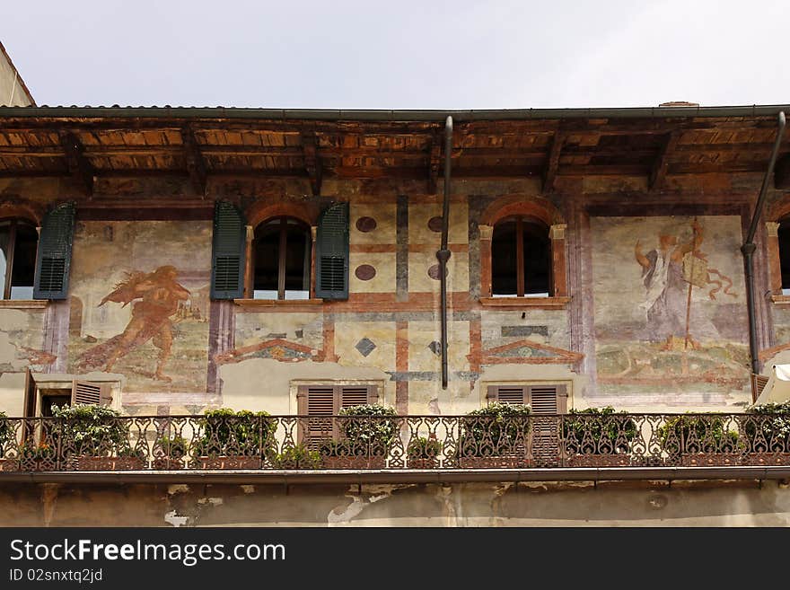 Verona, Piazza Erbe, Painted Casa Mazzanti