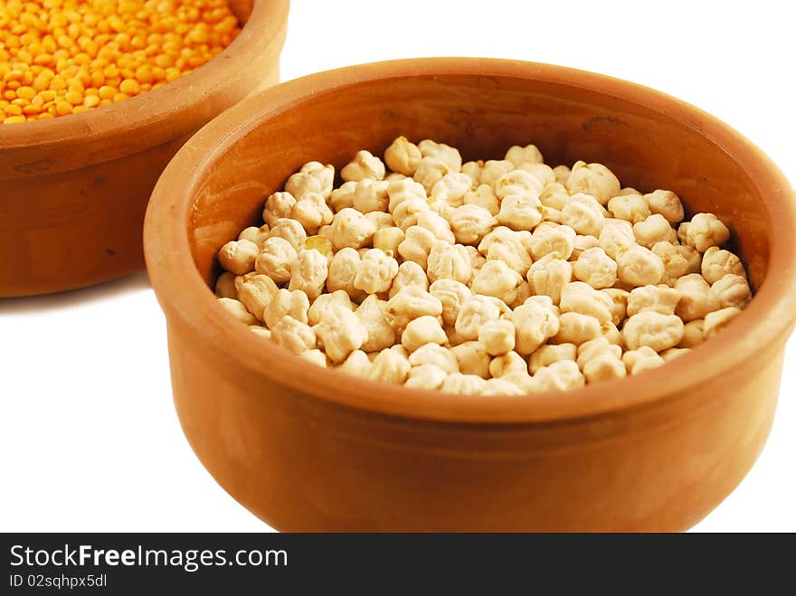 A ceramic bowl ofchickpeas and Lentil