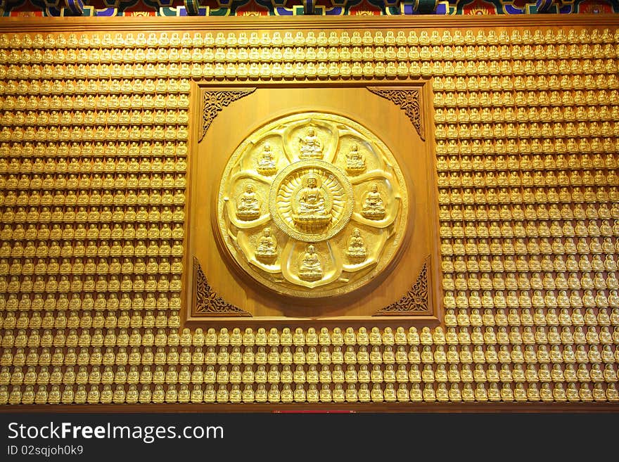 The circle of golden buddha on wood and row of golden buddha doll.