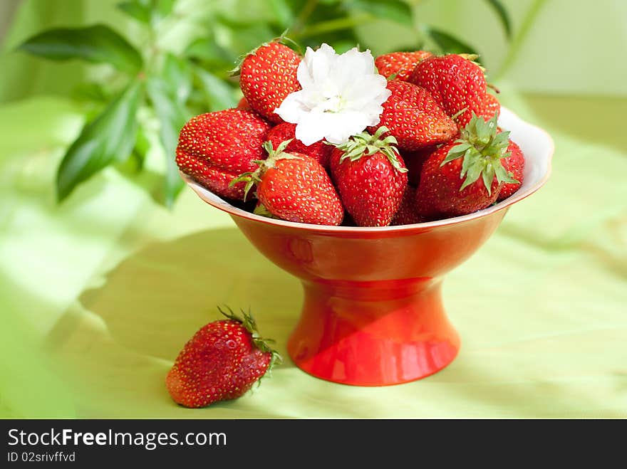 Strawberries on the red plate