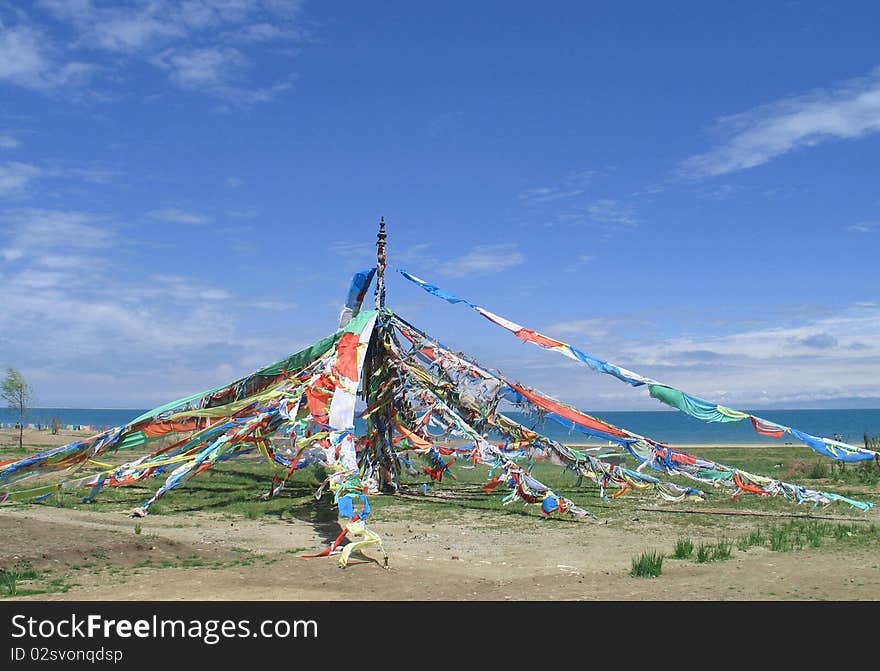 A photo of believers infront of the Lake Qinghai in Qinghai Province