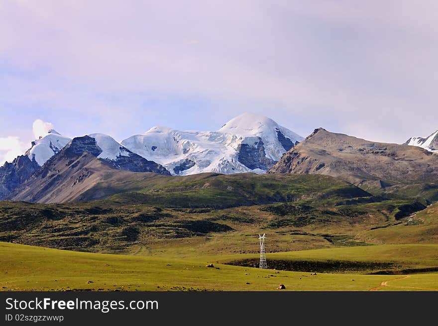 Magnificent snow covered the Tanggula.