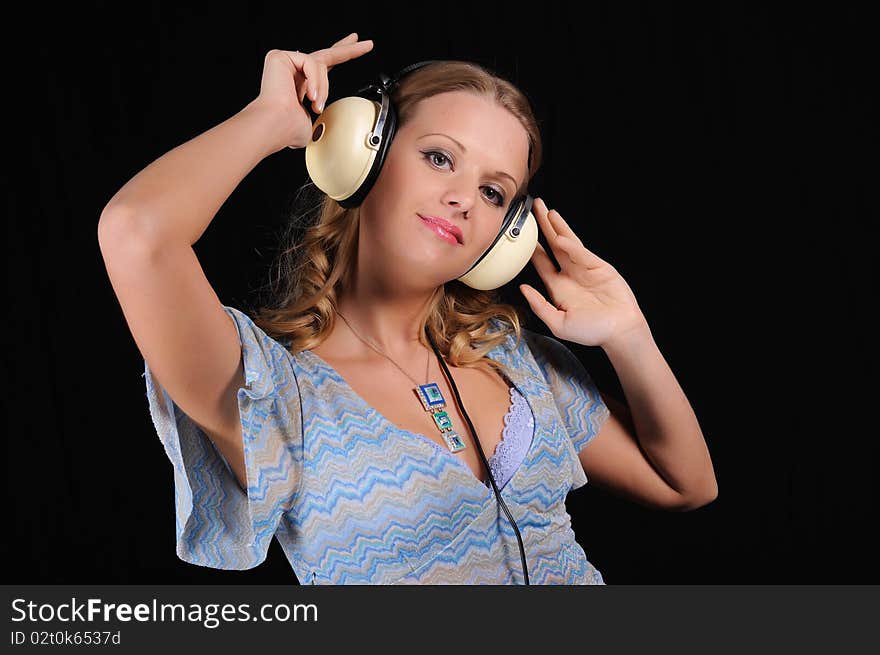 A young girl with headphones to have fun