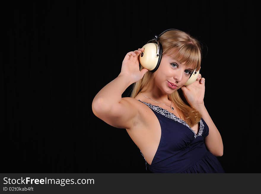 A young girl with headphones to have fun