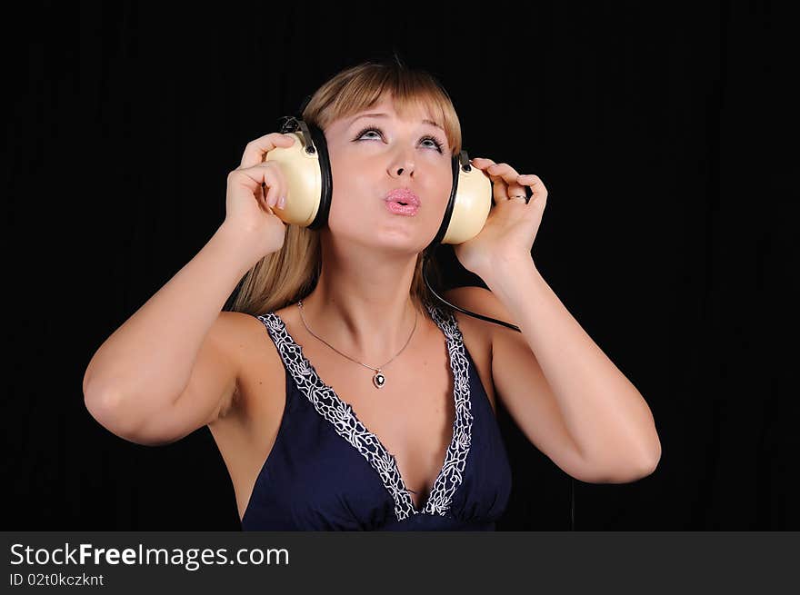 A young girl with headphones to have fun