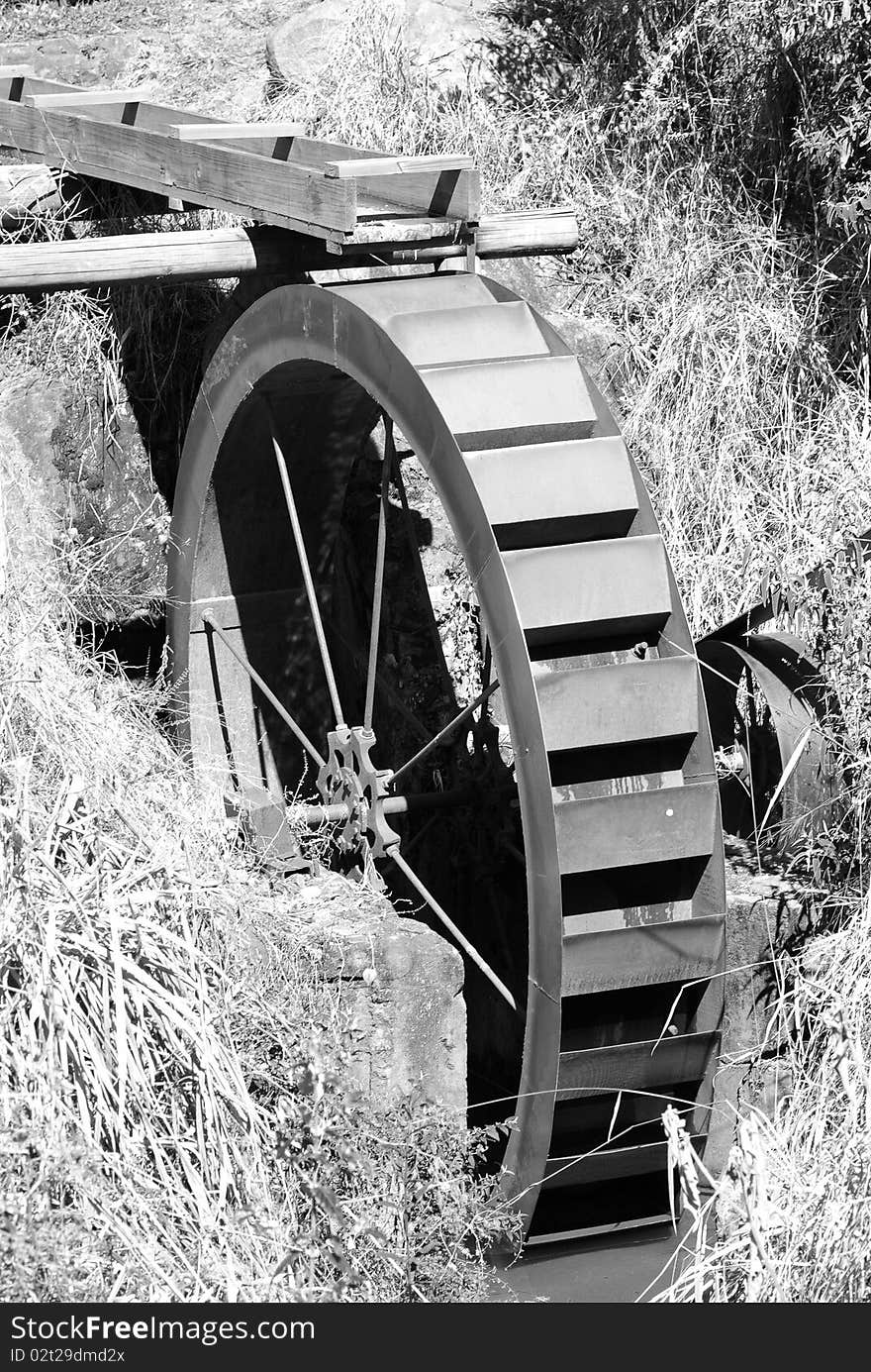 A water wheel in black and white