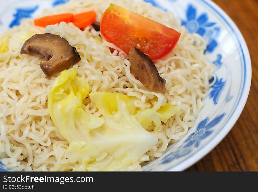 Simple vegetarian noodles