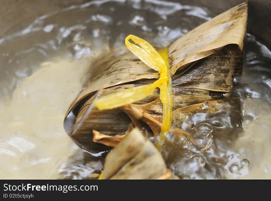 Single meat dumpling in boiling pot