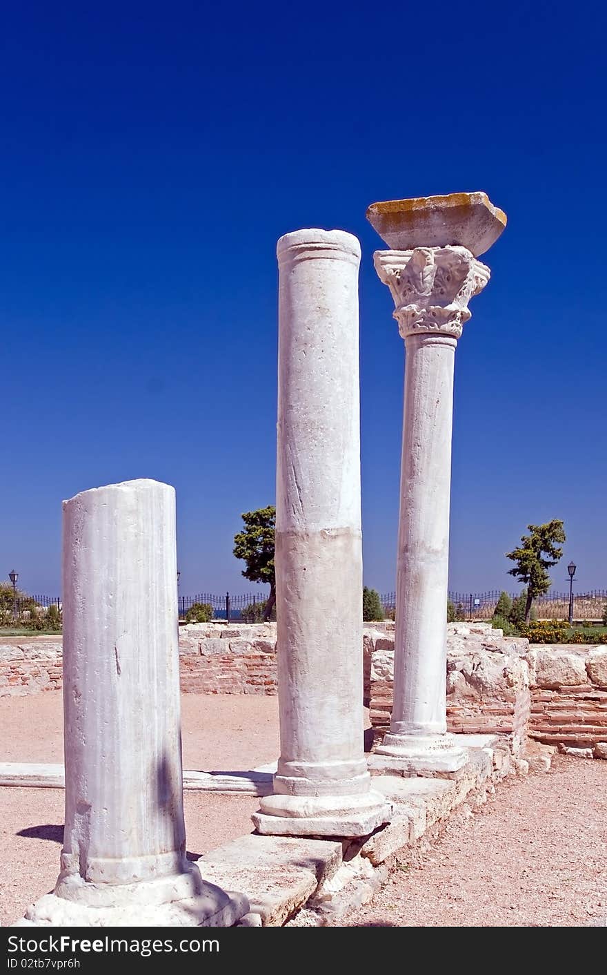 Ruins of ancient city against sky